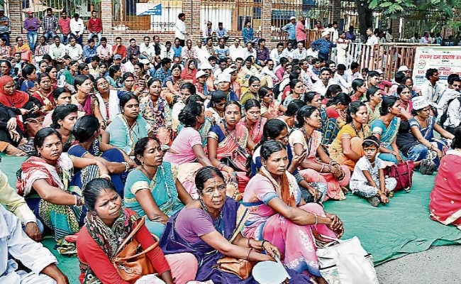 रांची : मानदेय और समायोजन को लेकर जुटे साक्षरता कर्मी, रैली निकाली