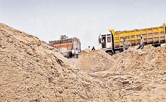 रांची : पहले "2500 में आता था एक ट्रक बालू, अब "4500 लग रहे