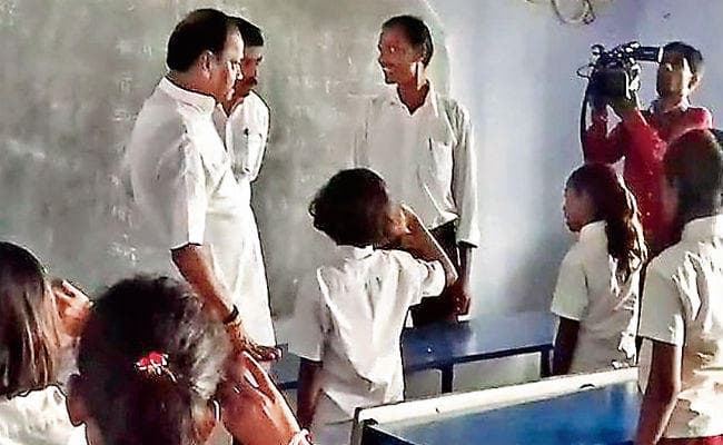 सीएम पहुंचे गांव के स्कूल, बच्चों से पूछा-बताओ झारखंड का सीएम कौन