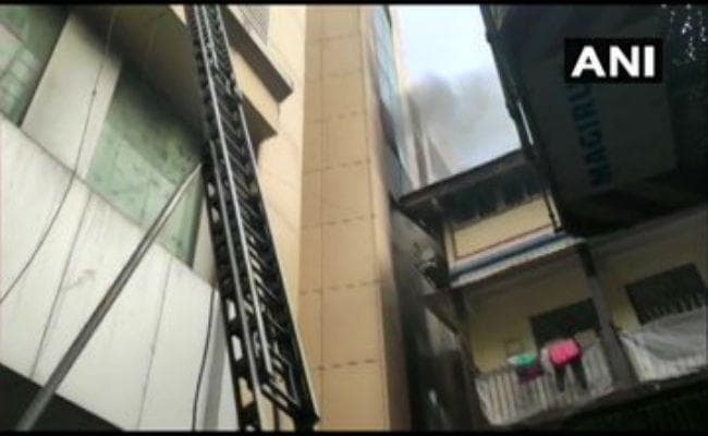 मुंबई : ड्रीमलैंड सिनेमा के पास इमारत में लगी भीषण आग, बाल-बाल बचे कई लोग