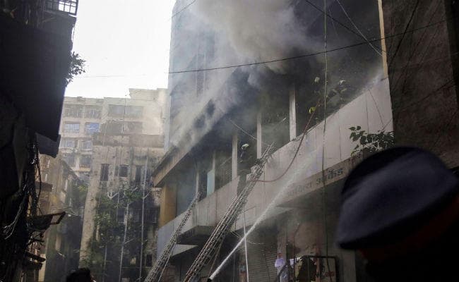 मुंबई में पांच मंजिल व्यावसायिक इमारत में लगी आग, एक की मौत