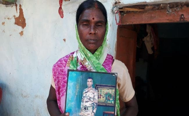 गुमला का बेटा J&K में शहीद, मां बोली - बेटे की शहादत का बदला 10 दुश्मनों को मारकर लें