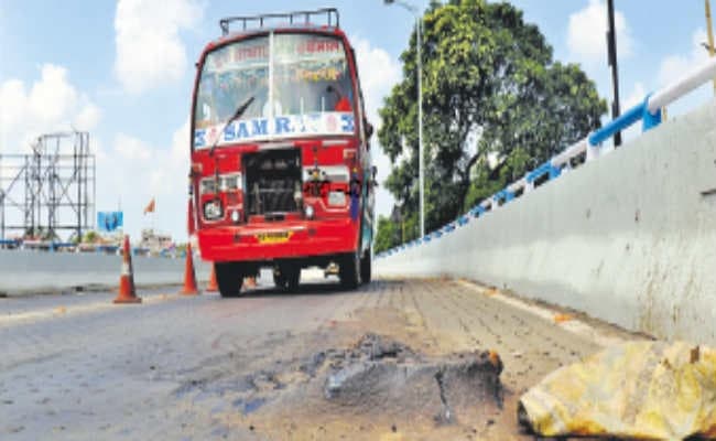 निर्माण के दो सप्ताह में ही टूट गयी एप्रोच सड़क