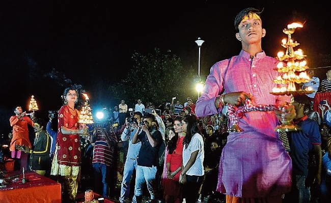 मां गंगा आरती में श्रद्धा व भक्ति का दिखा संगम