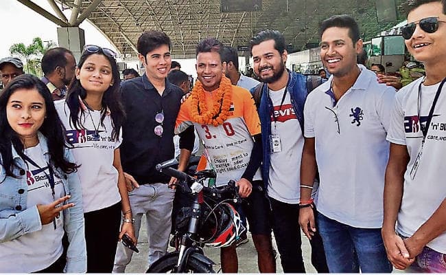 छह हजार किलोमीटर की साइकिल यात्रा पूरी कर अकरम लौटे रांची