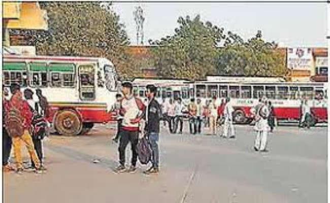 उत्तर कोलकाता से आठ रूट की बसें बंद, लोग परेशान