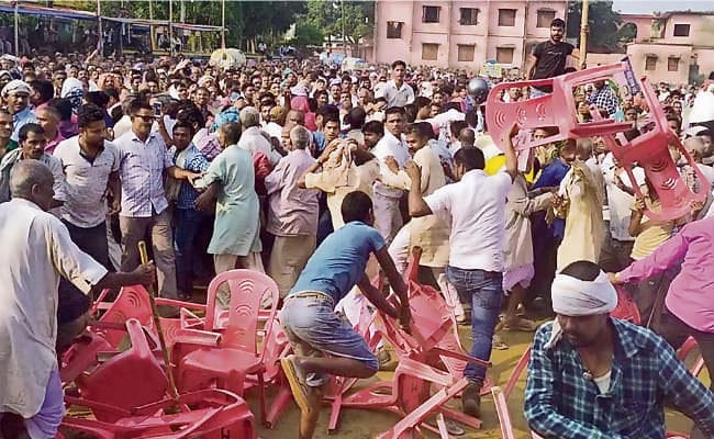 तेजस्वी को माला पहनाने के बाद युवक जैसे ही उतरने लगा, राजद नेता से हो गयी बकझक, फिर चलने लगी कुर्सियां