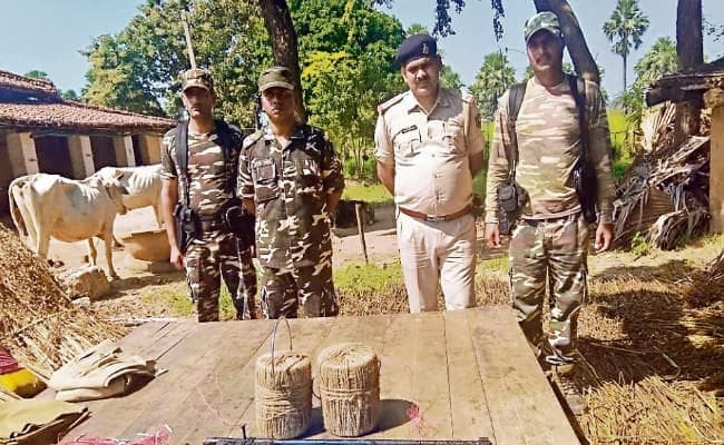 गया : दो केन बम, 18 डेटोनेटर, नौ गोलियां व नक्सली वर्दी जब्त