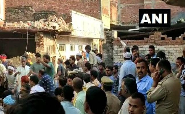 यूपी: मऊ में फटा सिलिंडर, थर्राया पूरा इलाका, गिरी तीन इमारतें, 12 की मौत