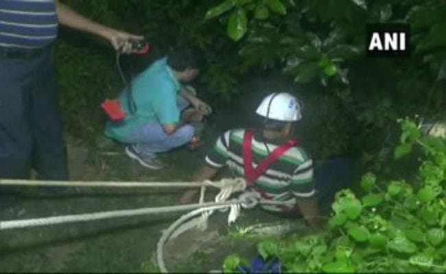 पश्चिम बंगाल : अवैध खान से कोयला निकलते हुए फंसे तीन लोग, जहरीली गैस के कारण खान में घुसने में नाकाम रहा बचावदल