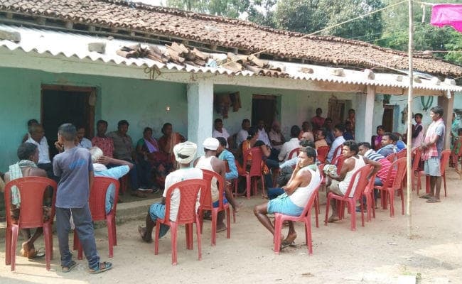 गुमला : गांव में पाकिस्तान के प्रति गुस्सा और जवान संतोष गोप के शहीद होने पर गम व गर्व