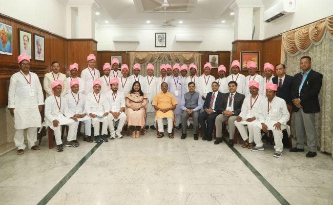 इस्राइल रवाना होने से पहले मुख्यमंत्री आवास पहुंचे किसानों के दल को रघुवर दास ने दी शुभकामनाएं