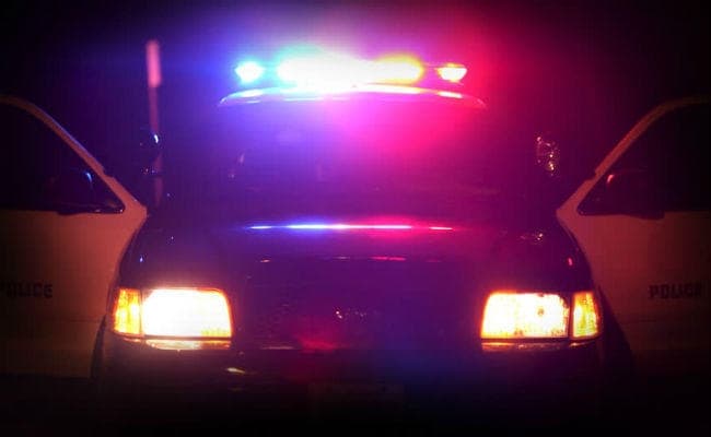 पुलिस का स्टीकर लगी गाड़ी के धक्के से युवक घायल