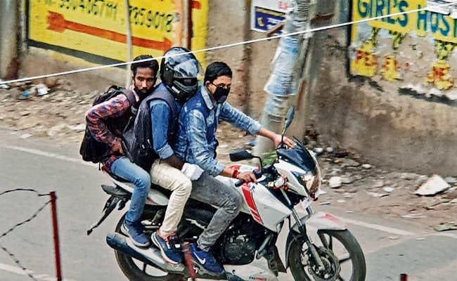 जेवर दुकान में घुसे पांच अपराधियों से भिड़े व्यवसायी बंधु, गोली लगने से घायल, तमाशबीन बने रहे लोग