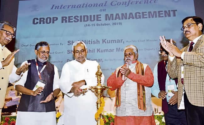 खेतों में पुआल जलाया तो सरकारी सहायता नहीं