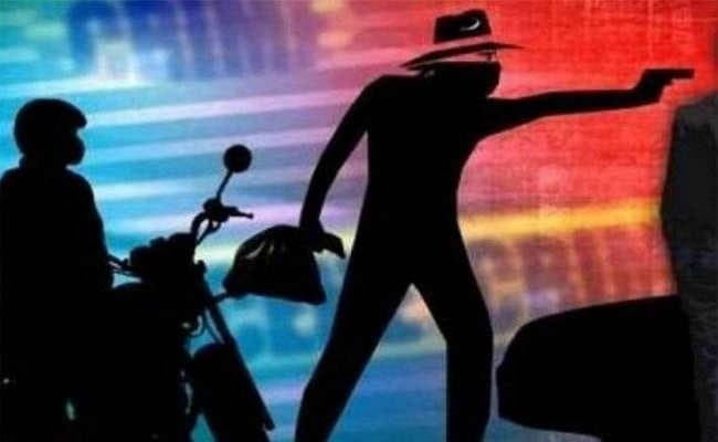 कलेक्शन एजेंट से एक लाख लूटे, फायरिंग