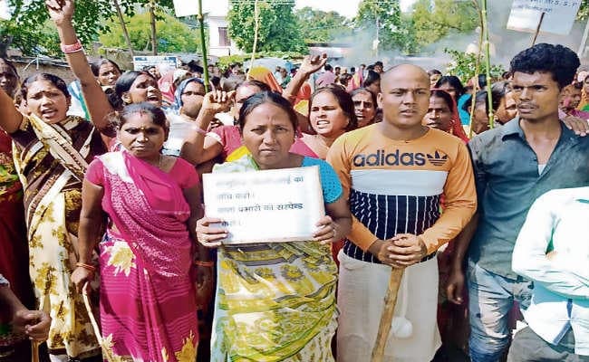 सामूहिक दुष्कर्म का मामला : ग्रामीणों पर लाठीचार्ज, फायरिंग