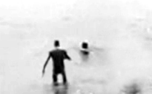 पति के अवैध संबंध का पत्नी ने किया विरोध, पत्नी के हाथ-पांव बांध कर नदी में फेंका, फिर...