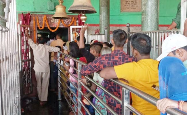 बाढ़ का पानी उतरने से पटरी पर लौटने लगी जिंदगी, एक माह बाद चंडिका स्थान में श्रद्धालुओं ने की पूजा