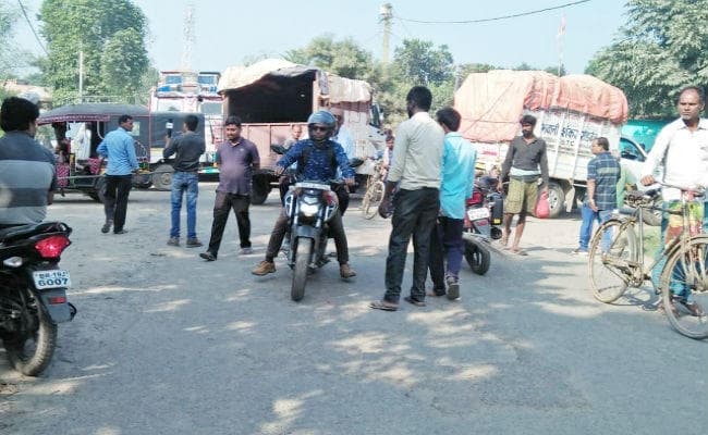 बाइक सवार अपराधियों ने प्रोफेसर की गोली मार कर की हत्या, विरोध में सड़क पर उतरे लोग