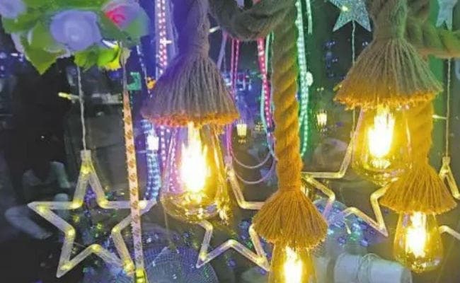 दीपावली को लेकर घरों को सजाने के लिए खूब हो रही खरीदारी, लोगों को भा रही हैंगिंग और लेजर लाइट