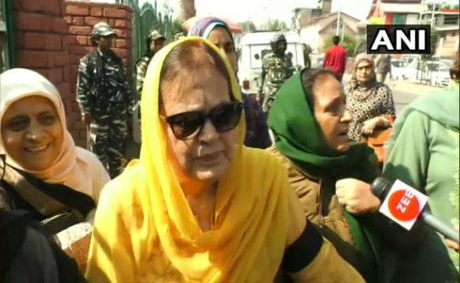 अनुच्छेद 370 को हटाये जाने के खिलाफ कश्मीर में महिलाओं का प्रदर्शन, फारुक अब्दुल्ला की बहन-बेटी हिरासत में