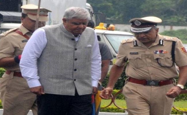 कोलकाता : दुर्गा पूजा महोत्सव में किनारे की सीट मिलने से राज्यपाल व्यथित, बोले- यह बंगाल की जनता का अपमान