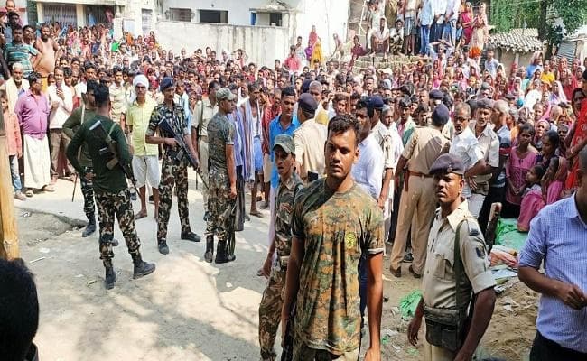 घर में घुसकर मां-बेटे की हत्या, बहू की हालत नाजुक