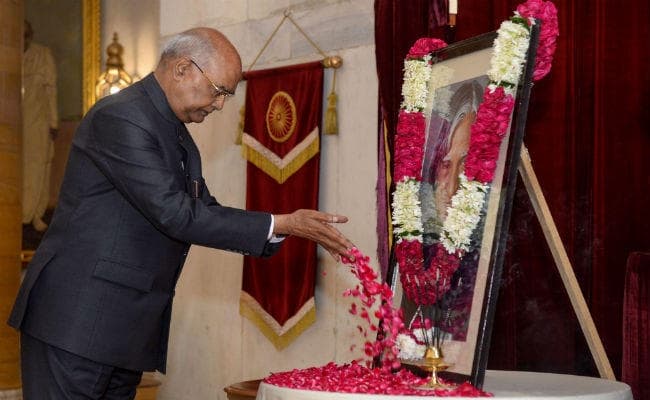 राष्ट्रपति-प्रधानमंत्री ने पूर्व राष्ट्रपति डॉ कलाम की जयंती पर पुष्पांजलि अर्पित की