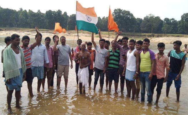 गुस्सा, गम व गर्व के बीच शहीद संतोष गोप का अंतिम संस्कार, मुखाग्नि के बाद पिता ने लहराया तिरंगा