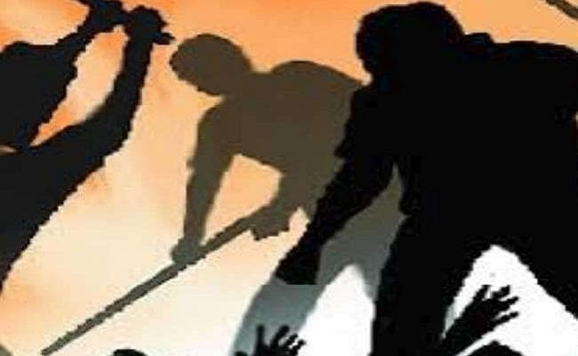 नाती को लेकर जा रही महिला को बच्चा चोरी की अफवाह पर भीड़ ने पीटा