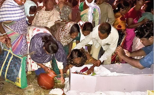 रांची : सावना लकड़ा का पैतृक गांव में अंतिम संस्कार