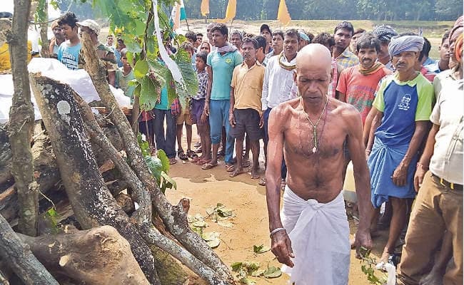 गुमला : शहीद संतोष को दी अंतिम विदाई, मुखाग्नि के बाद पिता ने लहराया तिरंगा