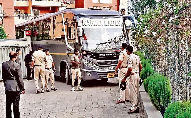 ......जब पोर्टिको नहीं पहुंची, गेट पर फंस गयी अफ्रीकी टीम की बस