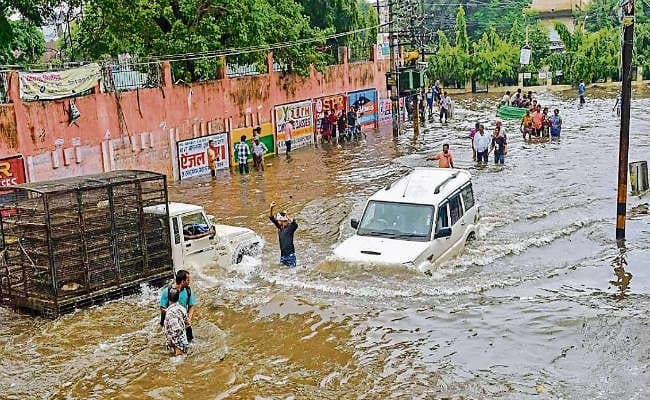 पटना : नगर विकास विभाग के प्रधान सचिव चैतन्य और बुडको के एमडी अमरेंद्र हटे