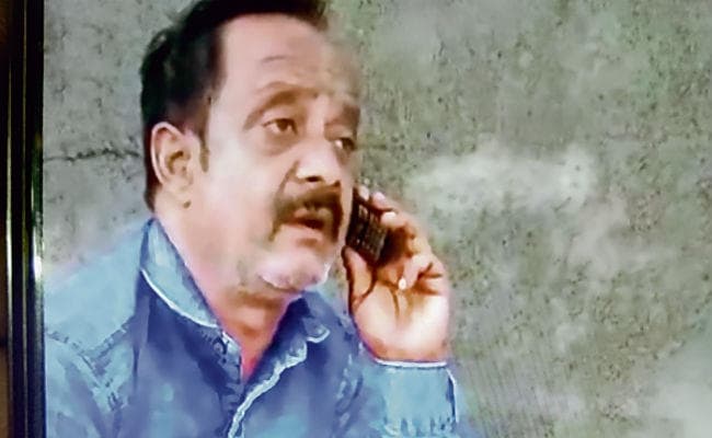 कैमूर में शराब पार्टी करते राजस्व कर्मचारी का वीडियो हुआ वायरल