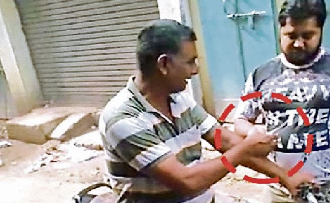 गया : बालू माफिया से पैसे लेने के मामले में ओपी प्रभारी सस्पेंड, घूस लेते वायरल हुआ वीडियो