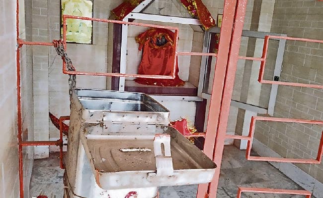 रोहतास : हनुमान व दुर्गा की मूर्तियों से सोने की आंखों की चोरी