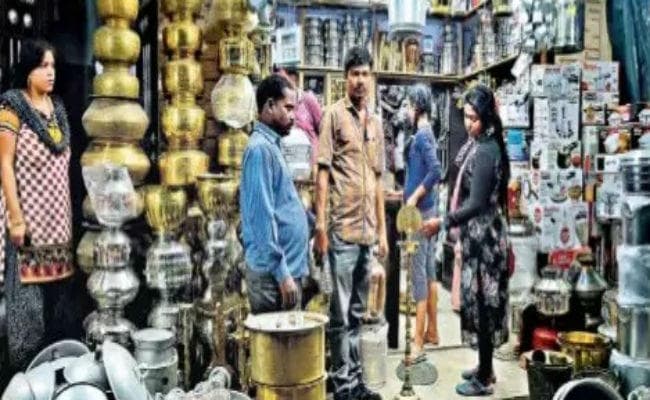 रांची में धनतेरस का बाजार: सजने लगे बाजार, दुकानों में जुटने लगे हैं खरीदार