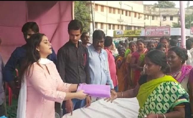 अभिनेत्री अनारा गुप्‍ता ने पटना के आपदा पीड़ितों के बीच किया मच्‍छड़दानी का वितरण