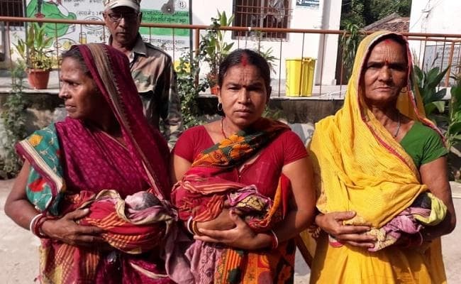 अस्पताल परिसर में प्रसव पीड़ा से छटपटाती रही महिला, साड़ी के घेरे में तीन बच्चों को दिया जन्म