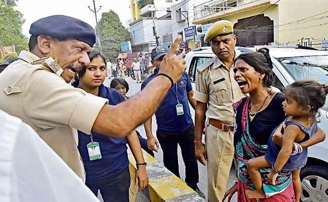 लाठीचार्ज के बीच हटा अतिक्रमण,  शुरू की गयी झोंपड़ियों को ध्वस्त करने की कार्रवाई