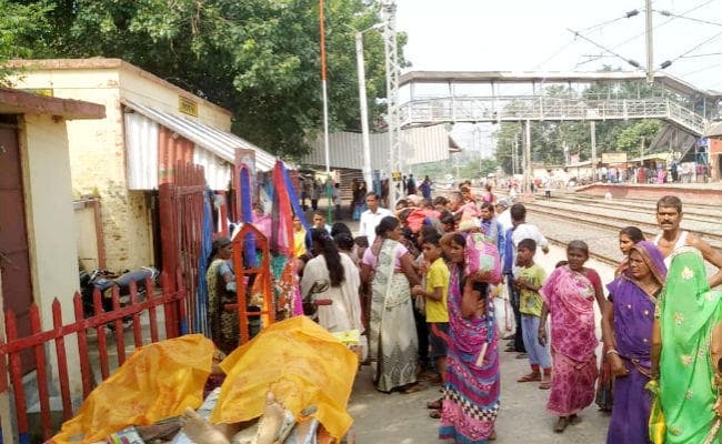 खुसरूपुर रेलवे स्टेशन पर बुजुर्ग दंपति का शव मिलने से सनसनी, आत्महत्या की आशंका, शिनाख्त में जुटी पुलिस