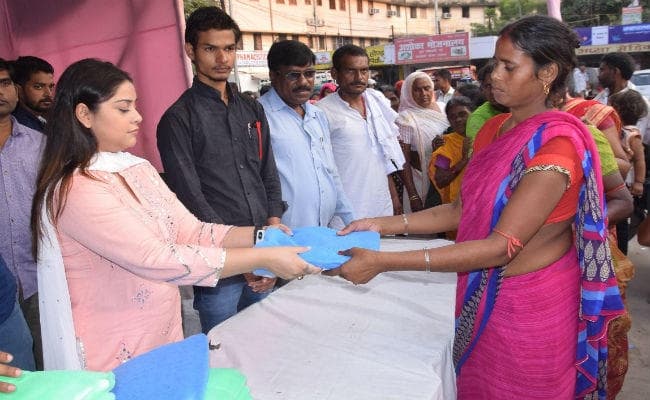 अभिनेत्री अनारा गुप्ता ने पटना के आपदा पीड़ितों के बीच किया मच्छरदानी का वितरण