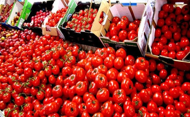 मदर डेयरी के प्यूरी की आपूर्ति बढ़ाने के बावजूद अब भी आसमान पर है टमाटर