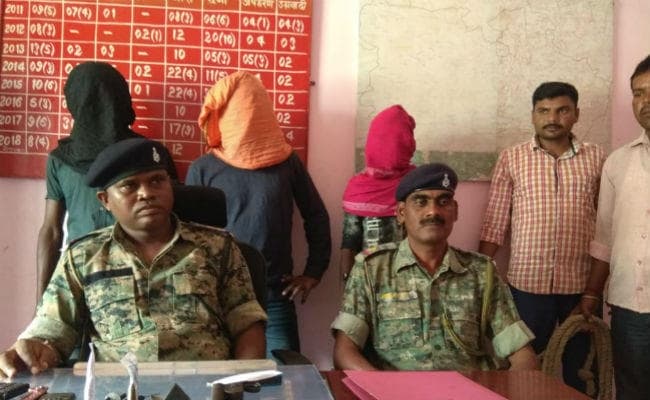 छतरपुर : पुलिस के हत्थे चढ़े तीन लुटेरे, सड़क पर लोहे की कील गाड़कर वाहनों को रोकते थे