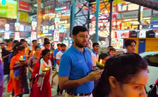 विधानसभा चुनाव को लेकर मतदाता जागरूकता के लिए उपायुक्त ने निकाला कैंडल मार्च
