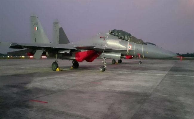 भारतीय वायुसेना ने सुखोई-30 और हॉक 132 फाइटर प्लेन से किया युद्धाभ्यास