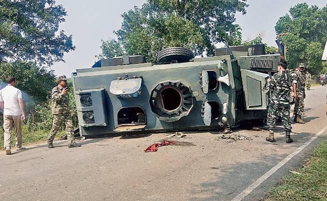 चक्रधरपुर : सीआरपीएफ का एंटी लैंड माइंस वाहन पलटा, चार जवान जख्मी