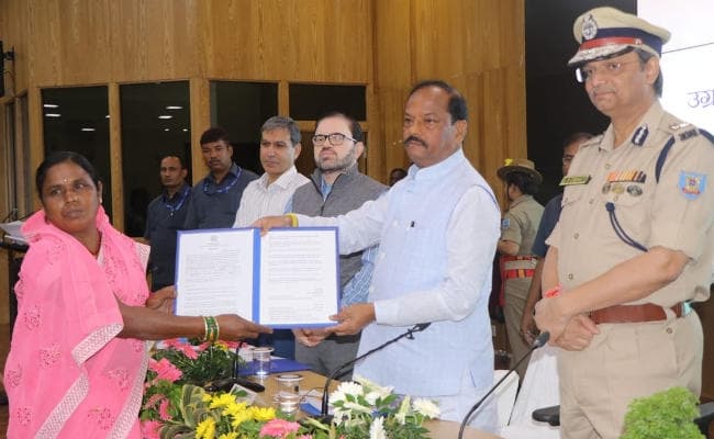 Jharkhand : शहीद जवानों के परिजनों को मुख्यमंत्री ने दिया नियुक्ति पत्र, बोले : उग्रवाद मुक्त झारखंड बनाना प्राथमिकता